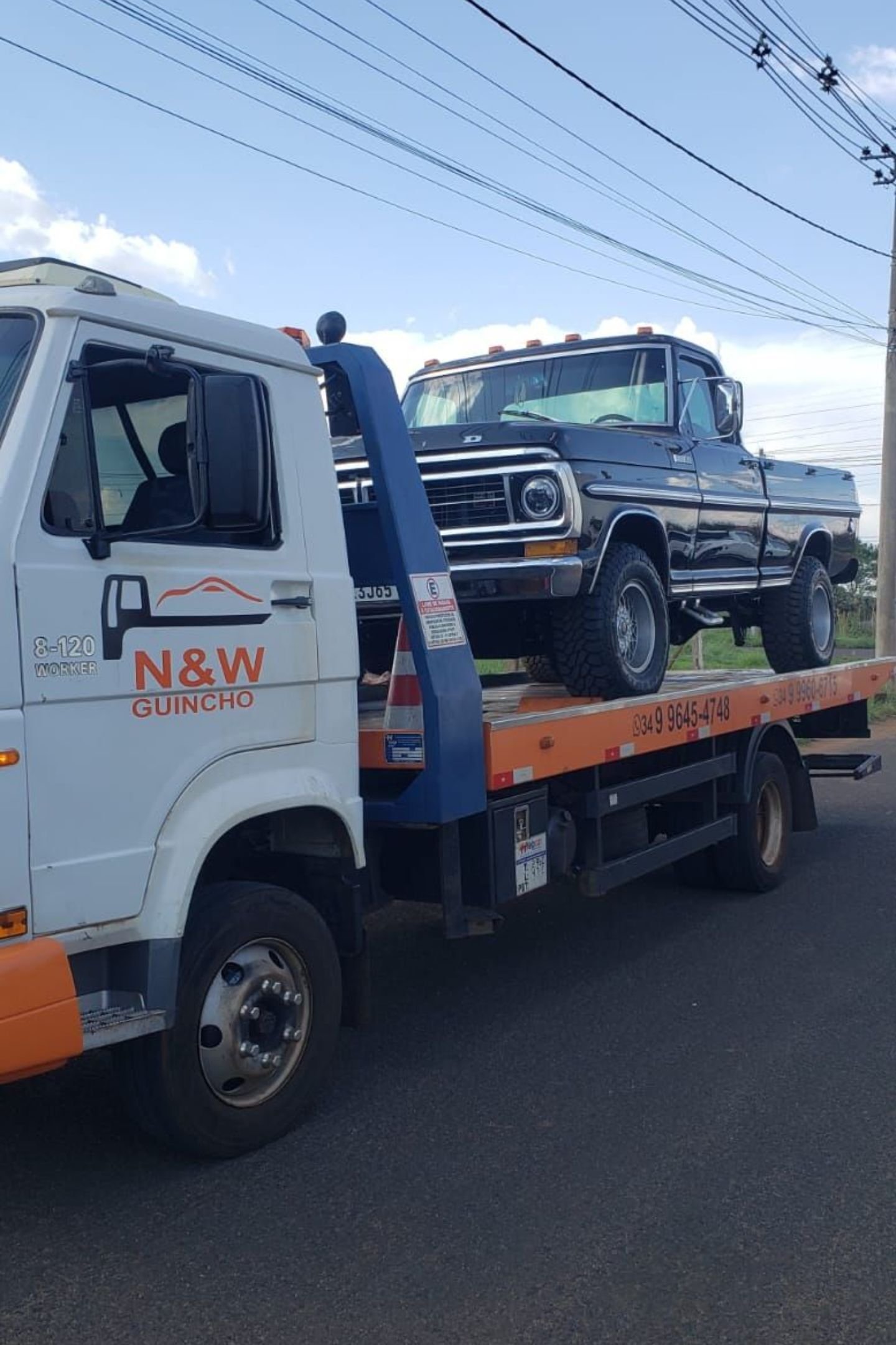 Guincho N&W transportando picape